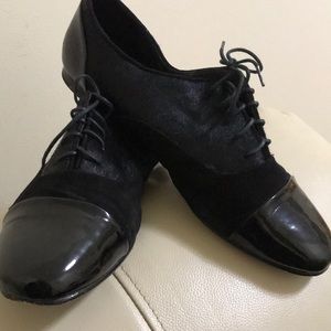 Flat black shoes